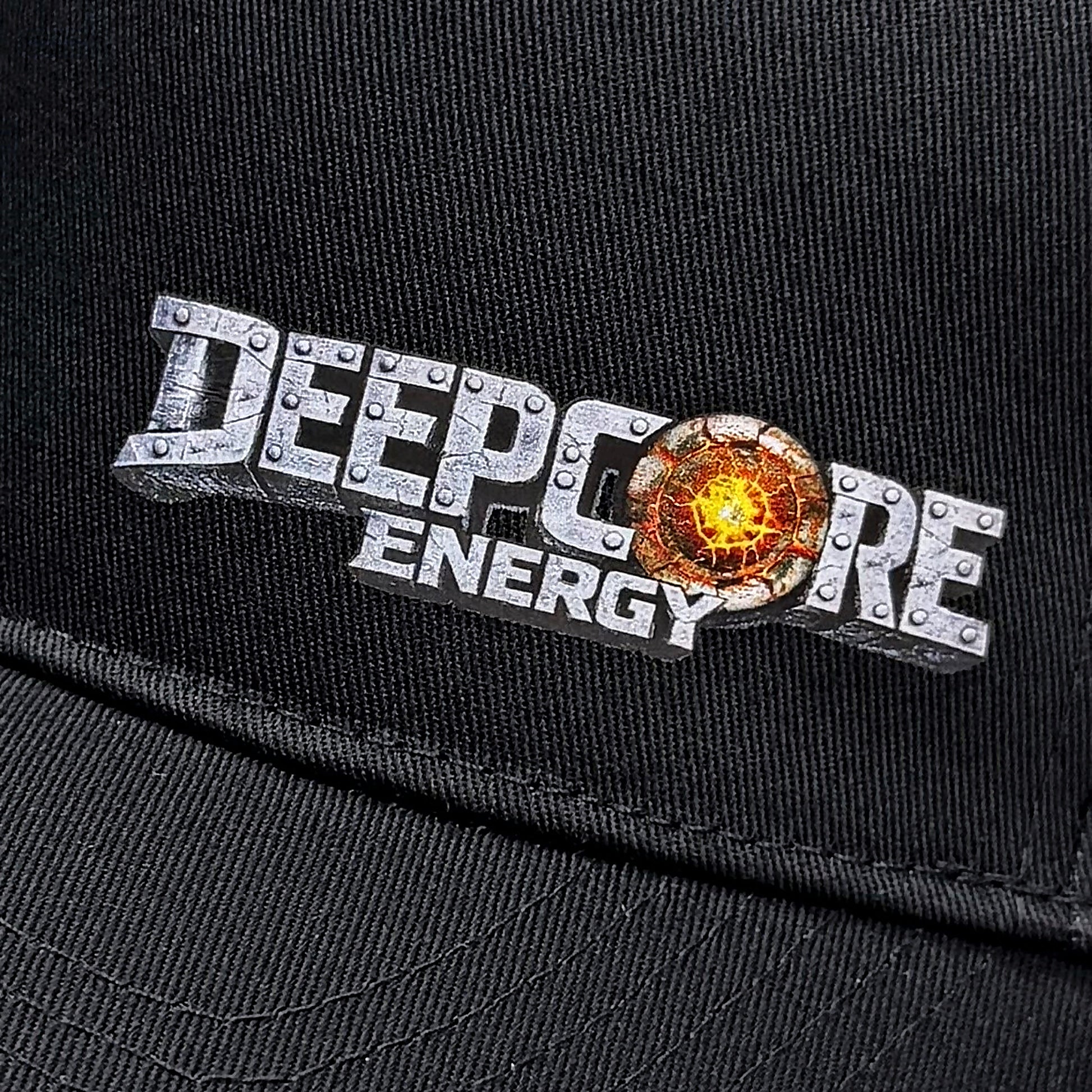 Gros plan du logo DEEPCORE ENERGY imprimé sur le twill noir